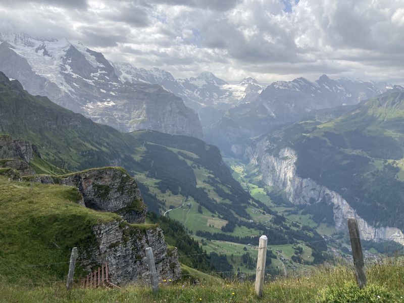 Aussicht in den Alpen auf Gipfel und Tal