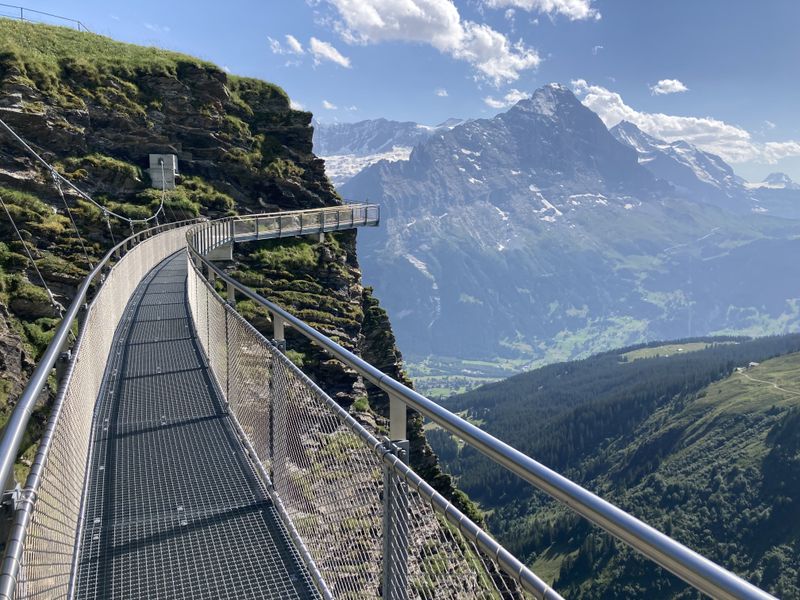 Wanderbrücke in den Alpen am Gipfel entlang