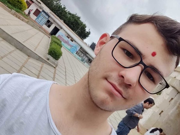 Selfie von Luca mit Punkt auf der Stirn in Bangalore
